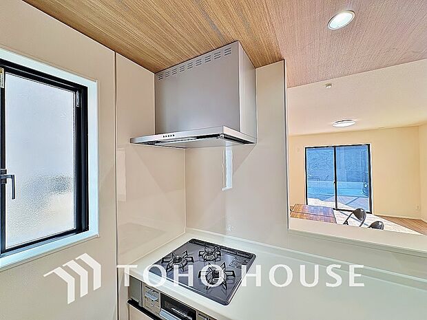 最新のレンジフードは静音性や省エネ性能が向上しデザインもスタイリッシュ。効率的な換気で料理を快適に。