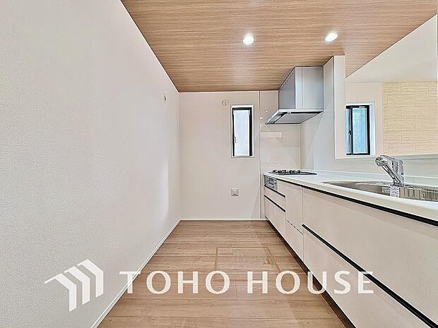 美しく使いやすいキッチン空間。優しい温もりを醸し出すキッチンは料理の為の配慮を随所に注ぎました。