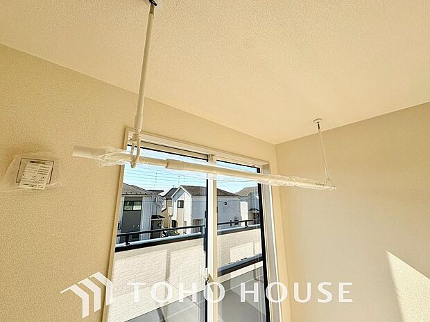 「室内物干し　ホスクリーン」雨の日や花粉の時期など外に洗濯物を干すことが出来ない時などの為に、2階の南側の居室に、室内物干しを設置しております。