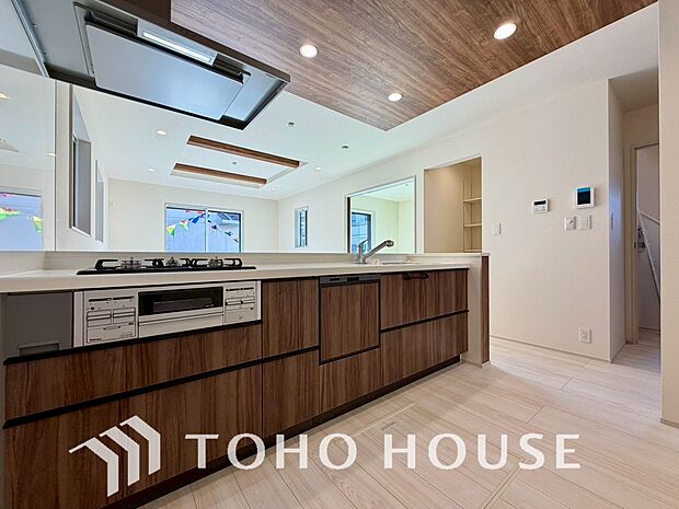 夫婦そろってキッチンに立っても調理がしやすく余裕の広さ。家事をしながら会話も弾みます。