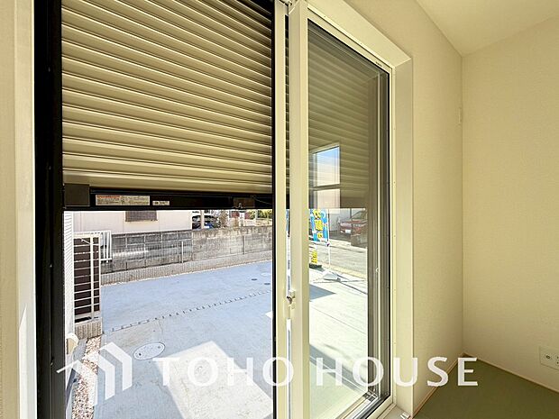 戸建にも防犯機能のシャッターを完備しております。寒い冬でも中から開閉がラクラクな所も便利です。