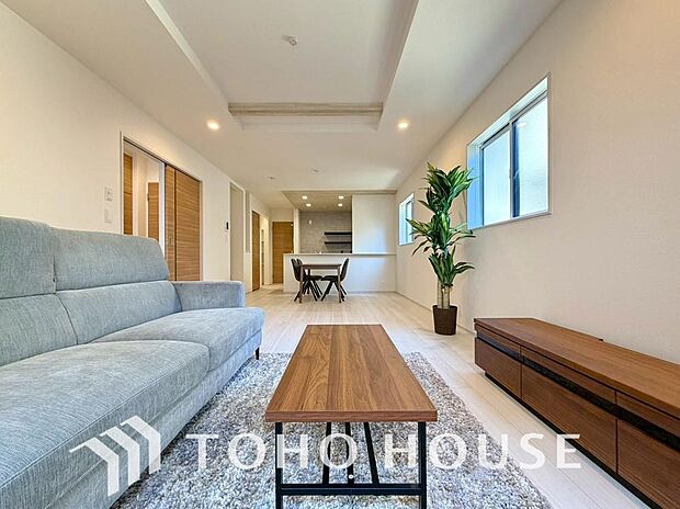 光が注がれる青い空から鮮やかに赤色にゆっくりと染まる。そんな優しい時間がここでは流れてゆく。