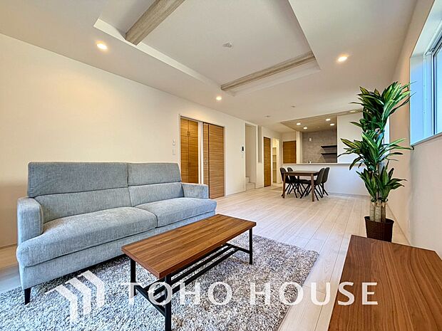 ＬＤＫでは家族が集まり、明るく穏やかな空気のなかで飲んだり、食べたり、笑ったり。