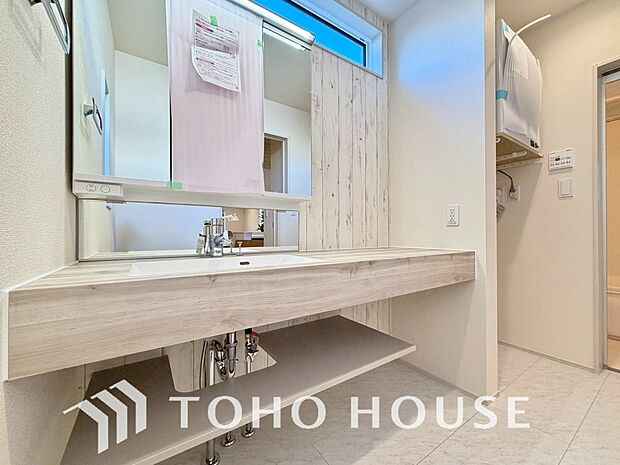 お家の中でも特にプライベートスペースとなる洗面所は、洗濯場所と浴室を同じ空間でまとめております。