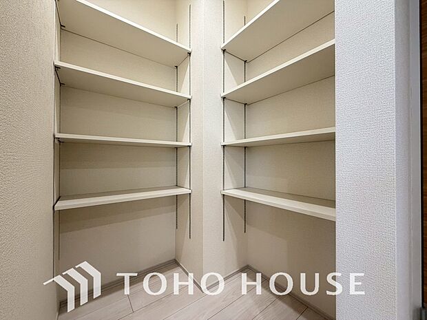 キッチン横にはパントリーを完備。ついつい買いすぎてしまった日用品や食料品のストックなどに。