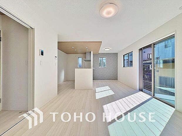 明るく穏やかな空気の中で飲んだり、食べたり、笑ったり。一日の中で多くの時間を過すことになるリビング。