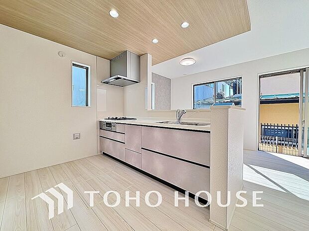 美しく使いやすいキッチン空間。優しい温もりを醸し出すキッチンは料理の為の配慮を随所に注ぎました。