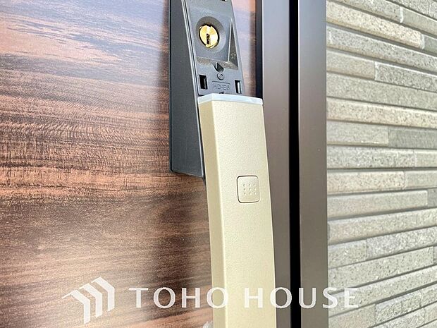 防犯対策への意識が高まっている最近では、補助錠として鍵穴のない電子錠を選ぶ方も増えています。