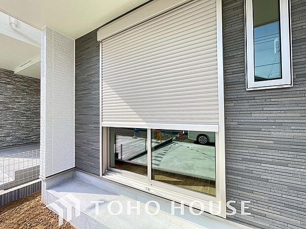 台風などの激しい雨風からお家を守るのはもちろん、空き巣対策などの防犯抑止や防音にも効果を発揮します。