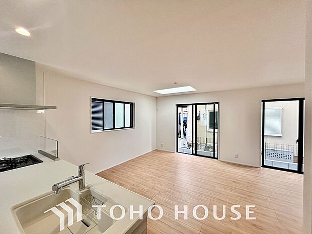 光が注がれる青い空から鮮やかに赤色にゆっくりと染まる。そんな優しい時間がここでは流れてゆく。