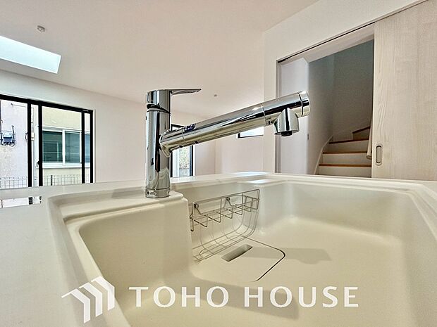 ワンタッチで浄水と原水を切り替えできる浄水器一体型水栓は水道水に含まれる有害物質を除去してくれます。