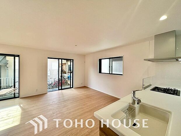 光が注がれる青い空から鮮やかに赤色にゆっくりと染まる。そんな優しい時間がここでは流れてゆく。