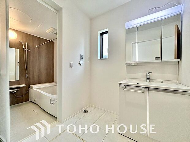 身だしなみのチェックがしやすい大きな鏡、下には収納がたっぷり。スッキリとした空間を演出いたします。