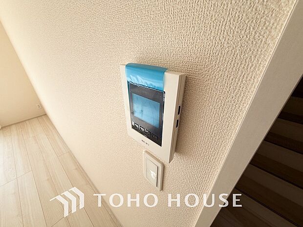 「見える安心」をカタチにしました。誰が来てもわかる様にモニター付きインターホンを設置。家事導線を考慮した個所に設置し、防犯性と利便性に優れ快適と安らぎを合わせた優しい設計。