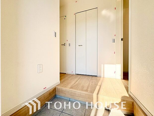 広々した玄関スペースはベビーカーも楽々置けるゆったりスペースが魅力です。