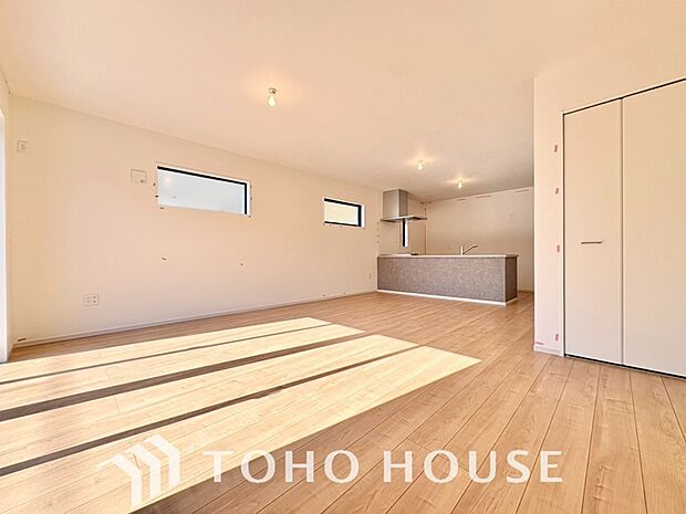 光が注がれる青い空から鮮やかに赤色にゆっくりと染まる。そんな優しい時間がここでは流れてゆく。