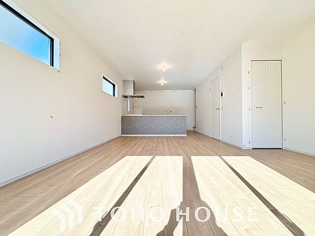 リビングも広く設け、訪れる人々を暖かく迎えてくれます。