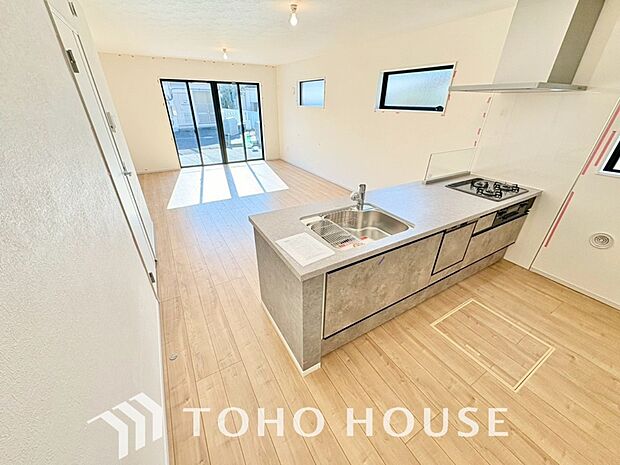 夫婦そろってキッチンに立っても調理がしやすく余裕の広さ。家事をしながら会話も弾みます。