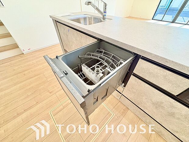 ビルトイン食器洗浄乾燥機付きのシステムキッチン。毎日の家事負担を軽減する嬉しい設備です。