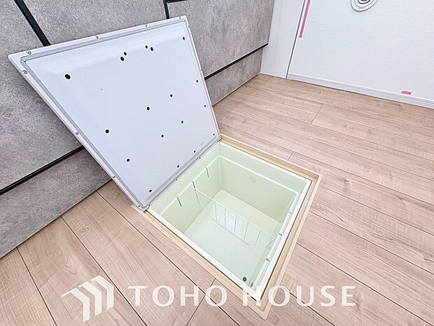 キッチン下部に設けた床下収納。缶詰のストックや非常食、梅酒や味噌などの保存食入れとして利用可です。