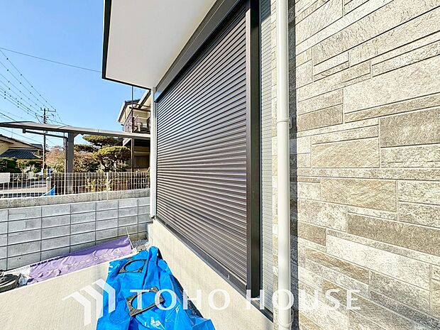 戸建にも防犯機能のシャッターを完備しております。寒い冬でも中から開閉が可能ですのでラクラクな所も便利です。