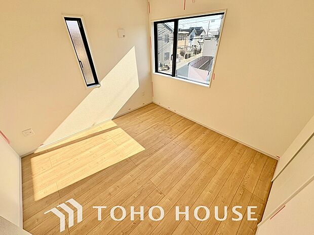 清潔感あるホワイトの壁紙と温もり溢れるカラーの床材が見事に調和した本邸宅。