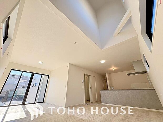 光が注がれる青い空から鮮やかに赤色にゆっくりと染まる。そんな優しい時間がここでは流れてゆく。