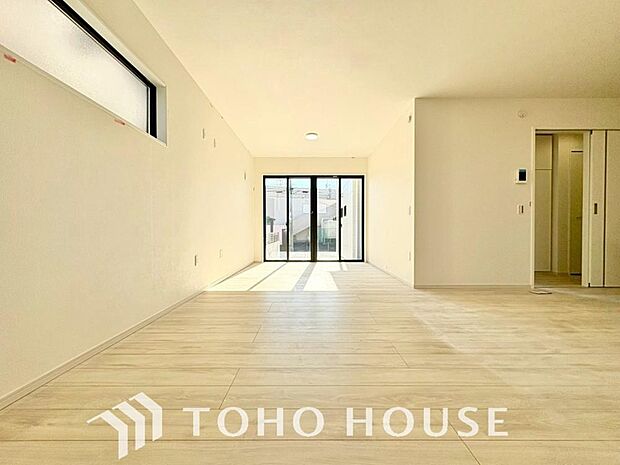 リビングも広く設け、訪れる人々を暖かく迎えてくれます。