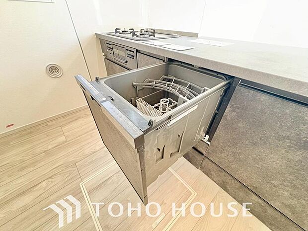 「ビルトインタイプ食器洗乾燥機」通常の手洗いでは使用出来ないほど高温のお湯や高圧水流を使うことにより汚れを効果的に落とすことができる。