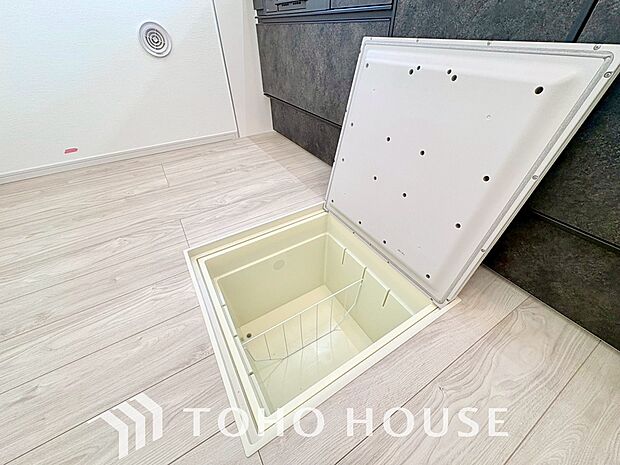 キッチン下部に設けた床下収納。缶詰のストックや非常食、梅酒や味噌などの保存食入れとして利用可です。