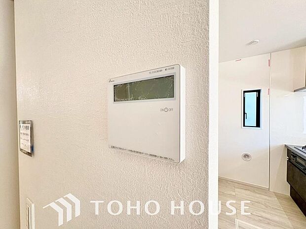 お風呂場と台所に操作リモコンがあり、キッチン近くにある給湯リモコンは、お料理の最中でもリビングで寛いでいるなかでもボタン一つで簡単に沸かせて便利ですね。