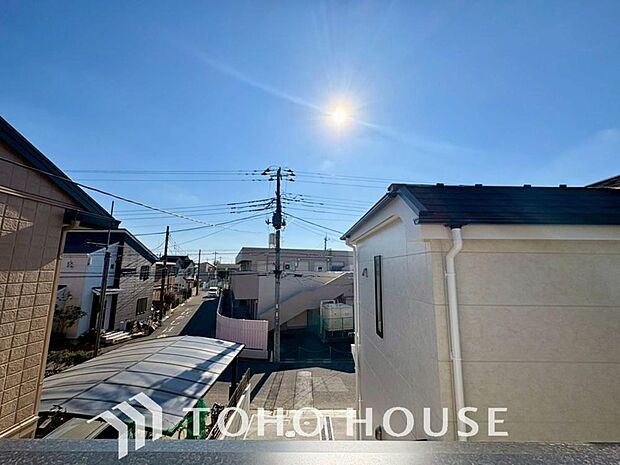 星空が地上に映りこむかのような夜景のきらめきまで、この街ならではの美しい風景の物語が室内に展開。