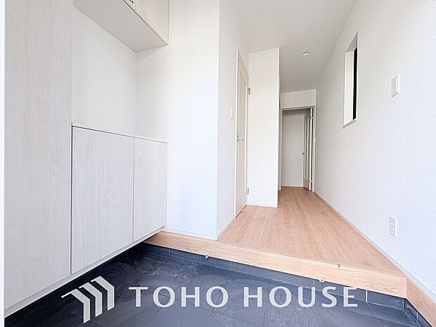 毎日みんなを見送り、そして迎え入れる場所だから。帰りたくなる家をテーマに設計した、自慢の玄関です。