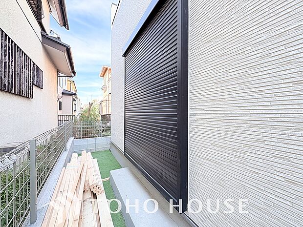 戸建にも防犯機能シャッターを完備しております。寒い冬でも中から開閉が可能ですのでラクラクな所も便利です。