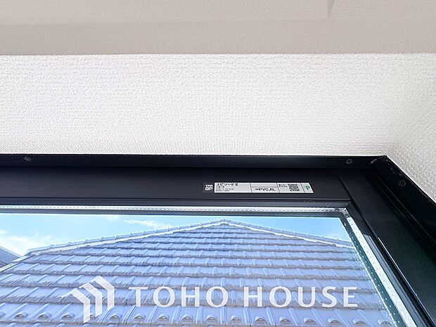 「太陽光を採り込み、冬の暖房熱を外へ逃がさず部屋のすみずみまで心地よく快適。