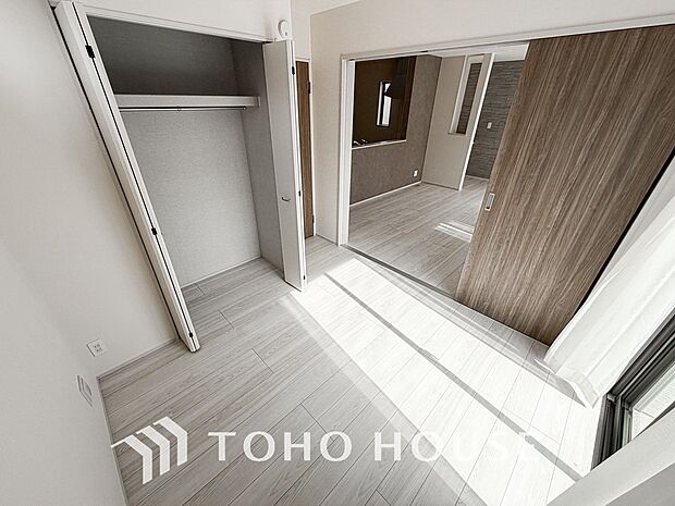 居室にはクローゼットを完備し、自由度の高い家具の配置が叶うシンプルな空間です。