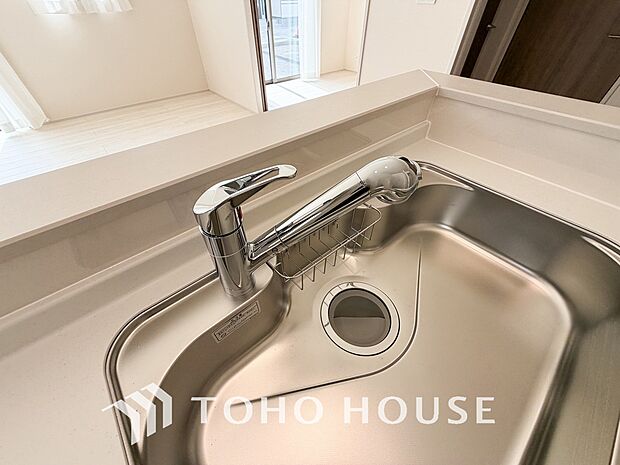 浄水器ボタンひとつで浄水と原水に切り替えられる浄水器一体型水洗を使用。