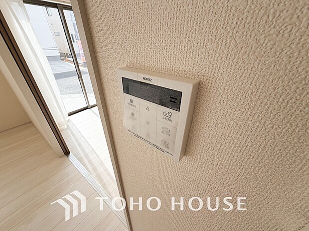 お風呂場と台所に操作リモコンがあり、キッチン近くにある給湯リモコンは、お料理の最中でもリビングで寛いでいるなかでもボタン一つで簡単に沸かせて便利ですね。