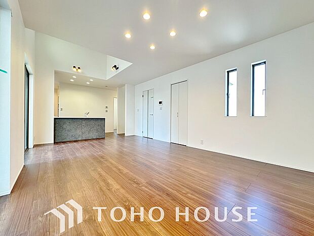 光と風があふれる開放的なリビングダイニングには自然と家族みんなが集まってきます。