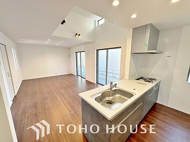 ご家族みんなで調理ができる位のスペースを実現したキッチン空間となっております。