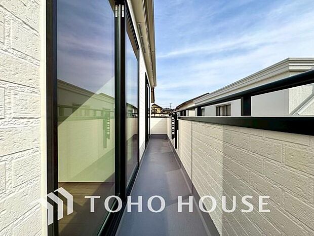 頬をなでる優しい風を感じることが出来るバルコニー。つい深呼吸をしたくなる気持ちの良い眺望です。