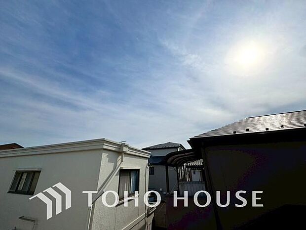 その豊かな眺望にふさわしい空間には、通風・採光にも優れ、心地よい光と風があふれています。