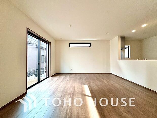 爽やかな通風と採光を存分に感じる事が出来る空間。毎日の暮らしに癒しをもたらす居心地の良いリビング。