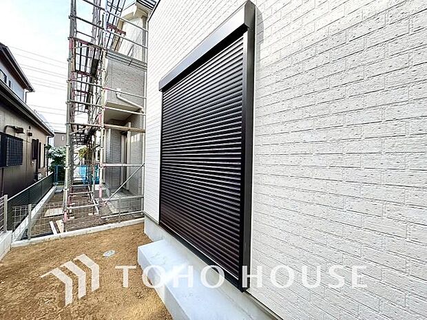 戸建にも防犯機能のシャッターを完備しております。寒い冬でも中から開閉が可能ですのでラクラクな所も便利です。