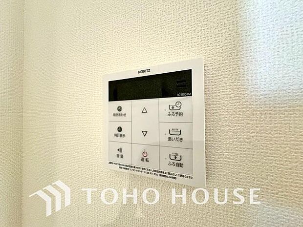 スイッチひとつで湯を浴槽に張ったり、保温や追い焚き機能を自動で行える便利なオートバスシステムを搭載。