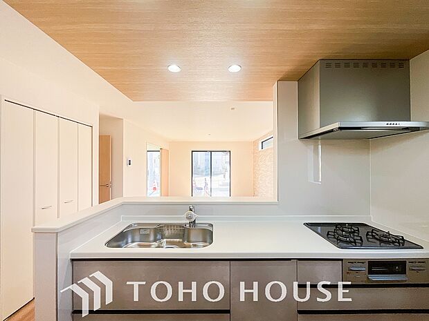 夫婦そろってキッチンに立っても調理がしやすく余裕の広さ。家事をしながら会話も弾みます。