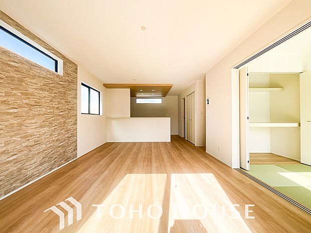 リビングも広く設け、訪れる人々を暖かく迎えてくれます。