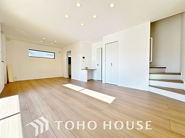 光が注がれる青い空から鮮やかに赤色にゆっくりと染まる。そんな優しい時間がここでは流れてゆく。