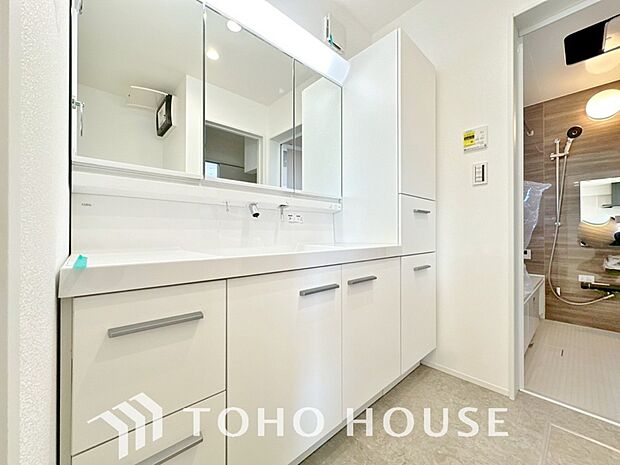 お家の中でも特にプライベートスペースとなる洗面所は、洗濯場所と浴室を同じ空間でまとめております。