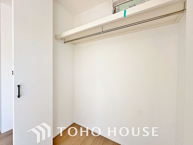 建物内部の収納には拘りました。共有部分に設けた収納。お荷物が多い方にも安心です。